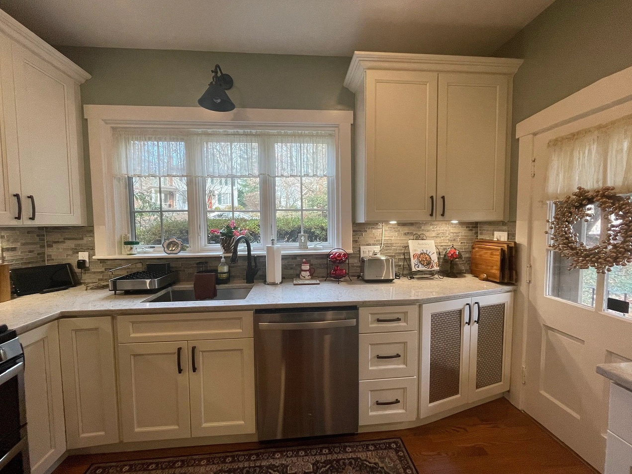 Modern Plano kitchen remodel with white shaker cabinets, quartz countertops, and stainless steel appliances by Dallas Pride Remodeling